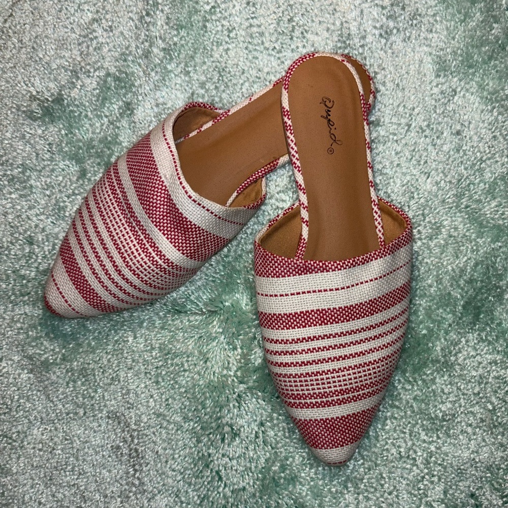 Qupid size 9 women red white pinstriped flats